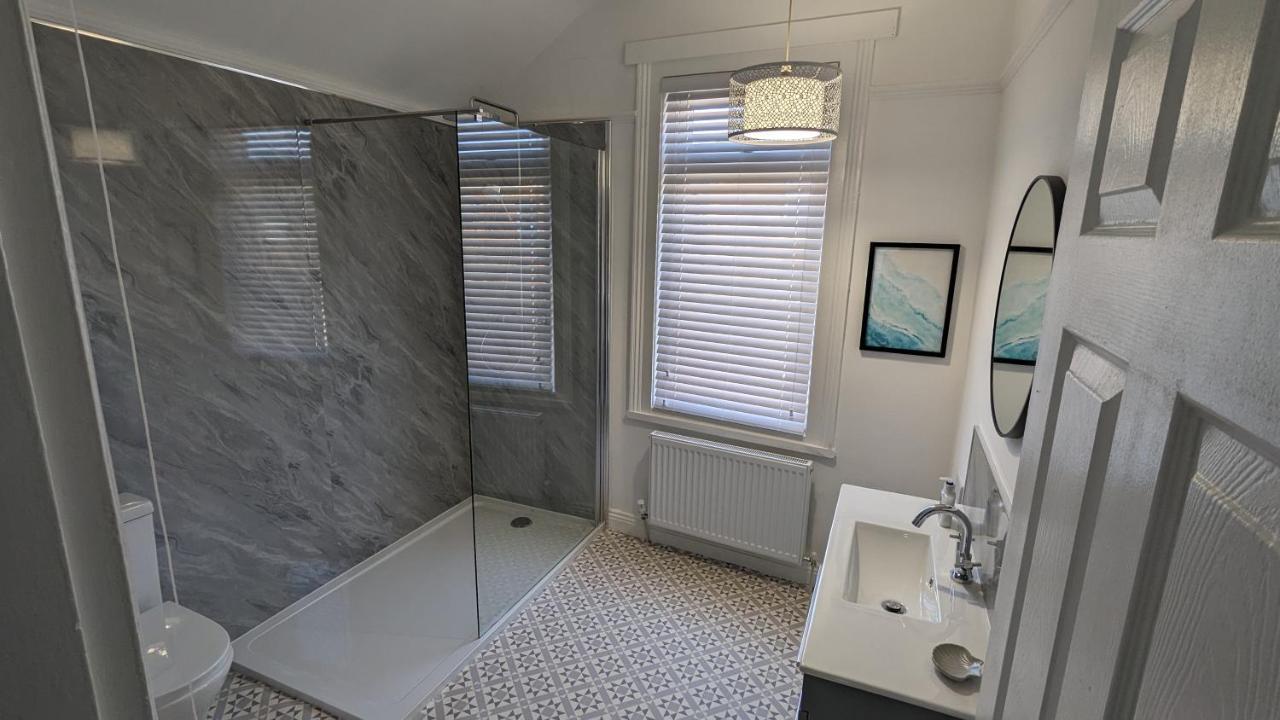 Villa Seaside Escapes - With Relaxing Hot Tub! Scarborough Exterior foto
