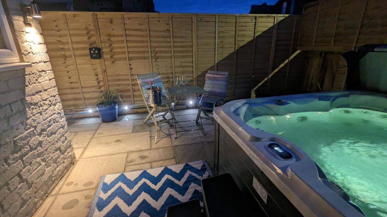 Villa Seaside Escapes - With Relaxing Hot Tub! Scarborough Exterior foto